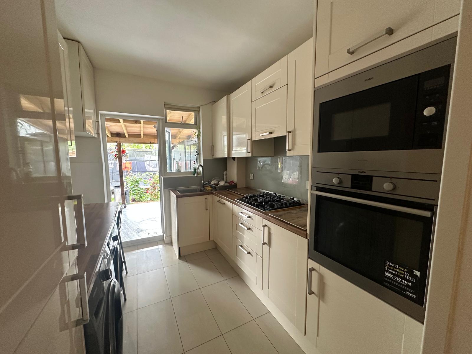 53 Clarendon Gardens, Wembley, HA9 7QN - photo 9